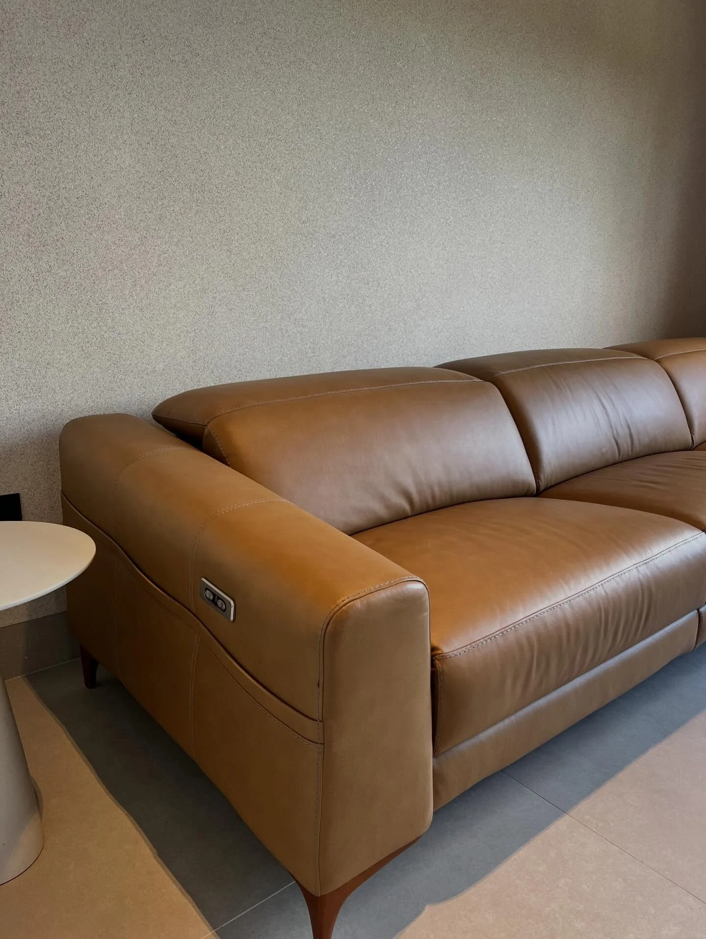 Revestimento cristal em sala de cinema valoriza a decoração