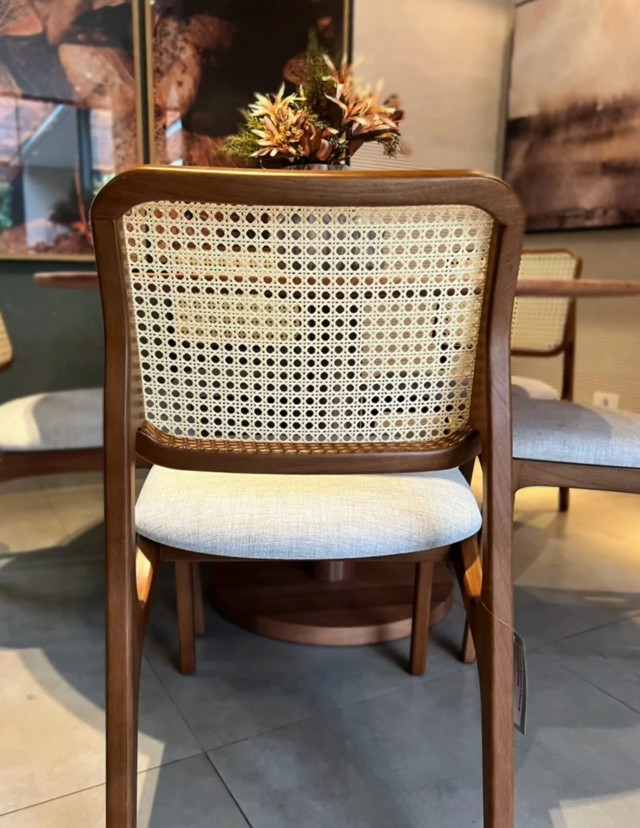 Como escolher cadeiras de jantar com encosto em palha para sala de jantar.