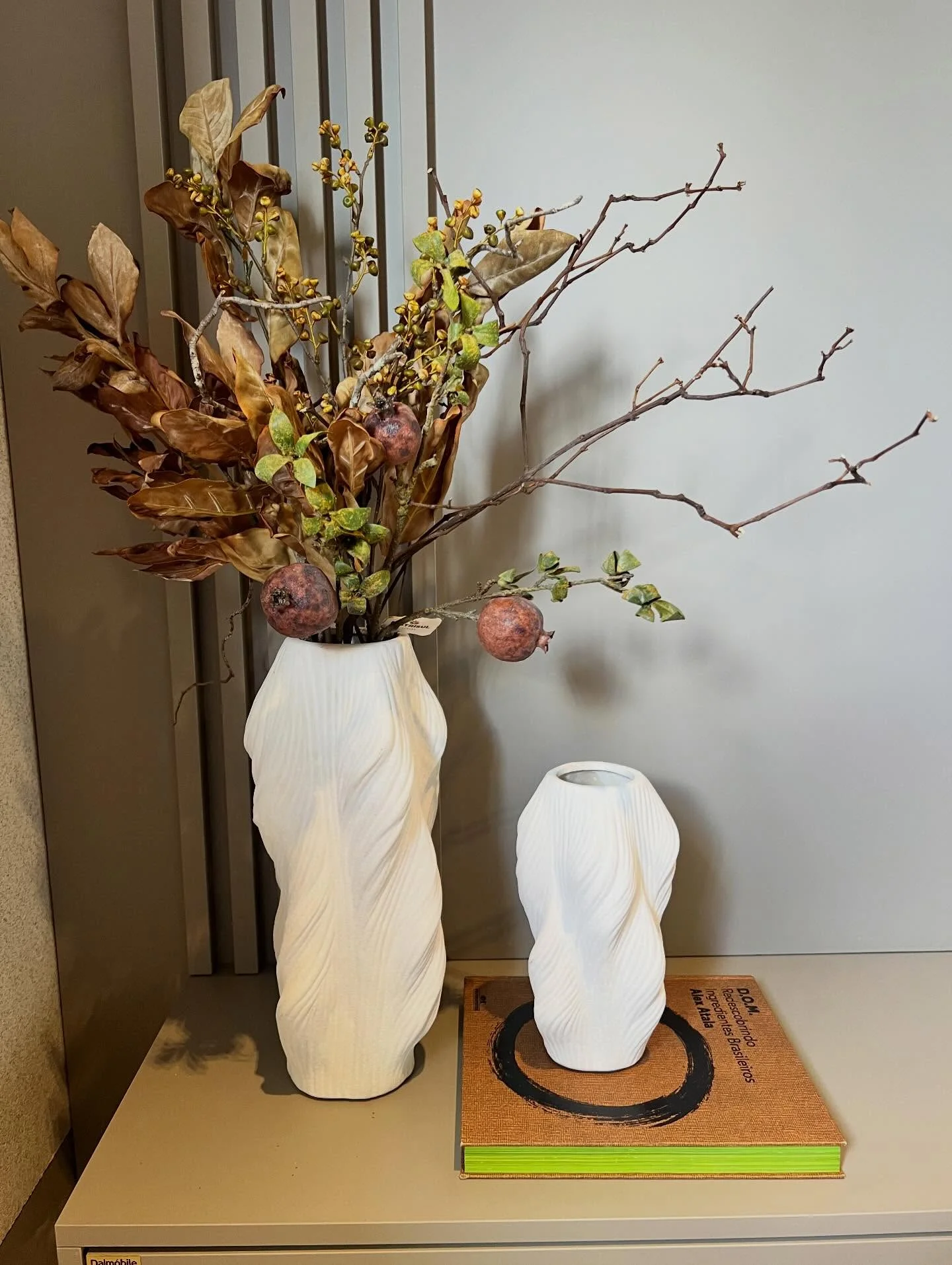 Como escolher um vaso para sala de TV.