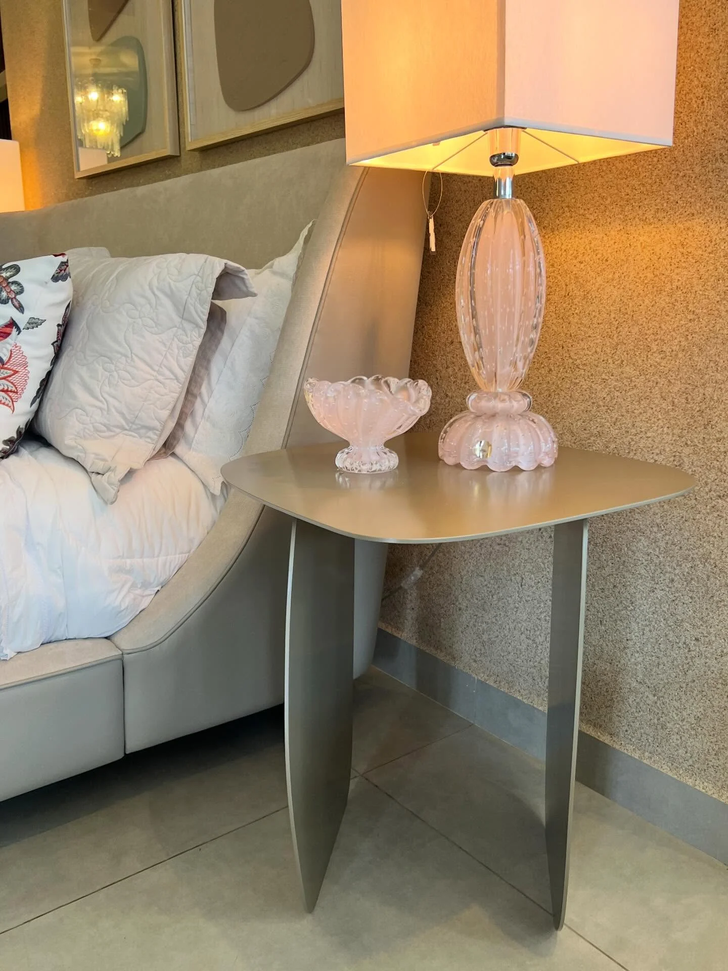 Como escolher a mesa de cabeceira certa para o quarto.