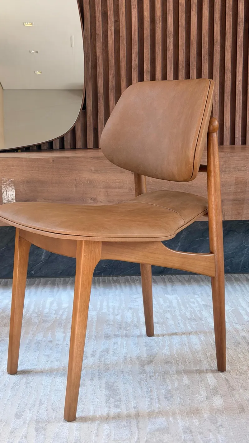 Como criar uma mesa de jantar com cadeiras em couro caramelo para uma sala elegante.