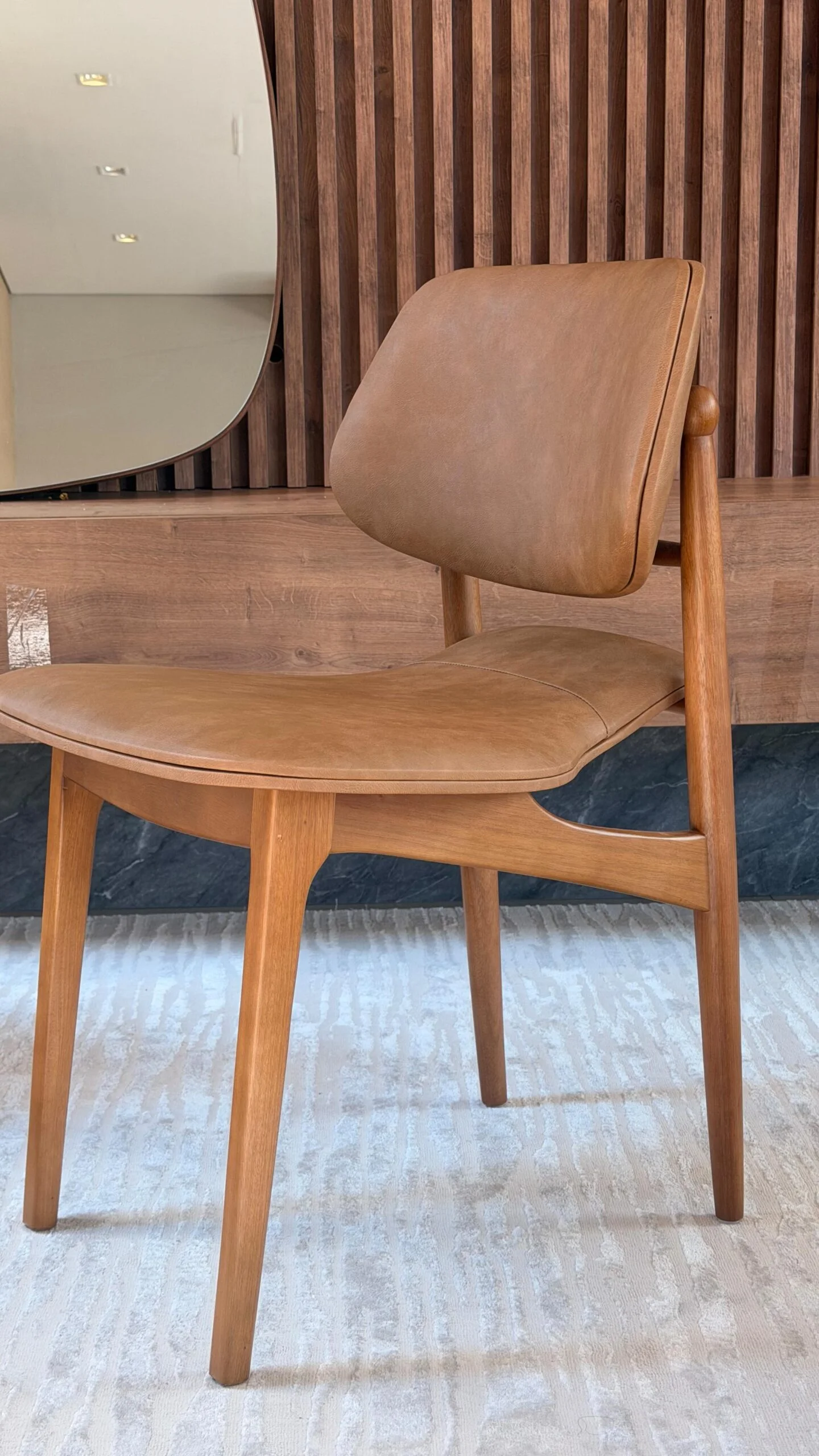 Como criar uma mesa de jantar com cadeiras em couro caramelo para uma sala elegante.