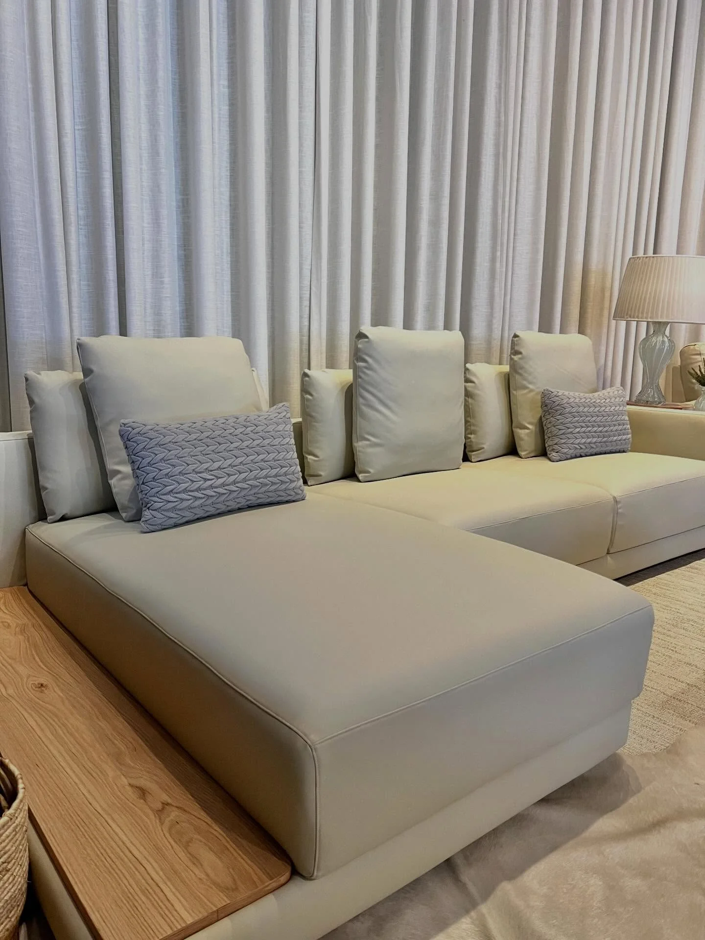 Como escolher sofás com chaise para sala de estar de design