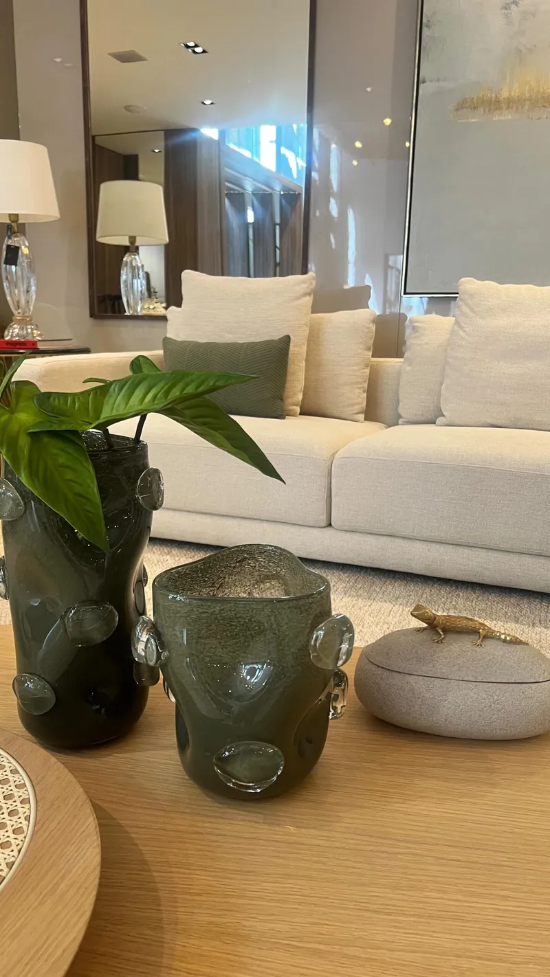 Como escolher decorações para mesa de centro que valorizem a sala de estar