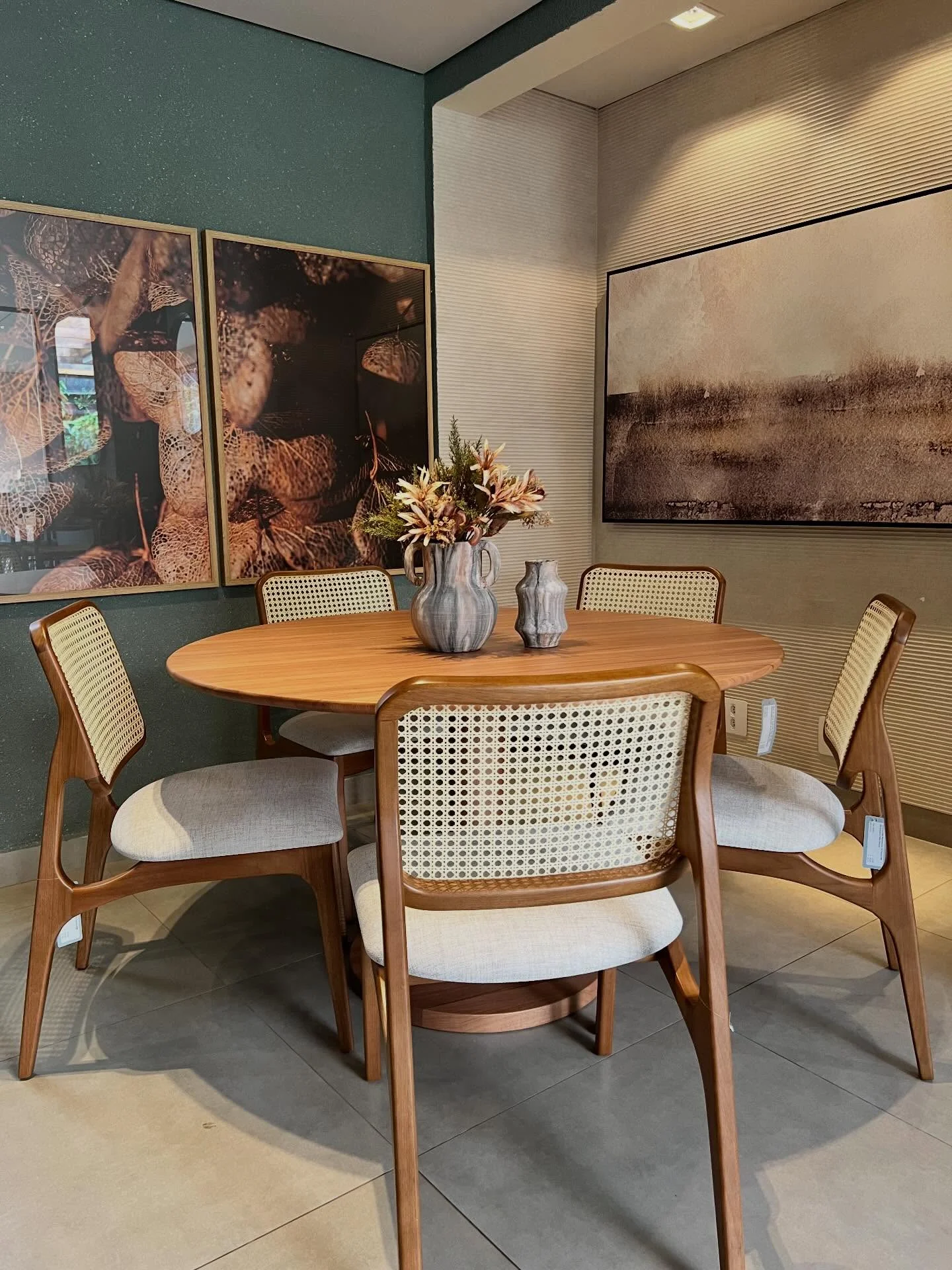 Como escolher a mesa de jantar redonda em madeira para encontros íntimos.