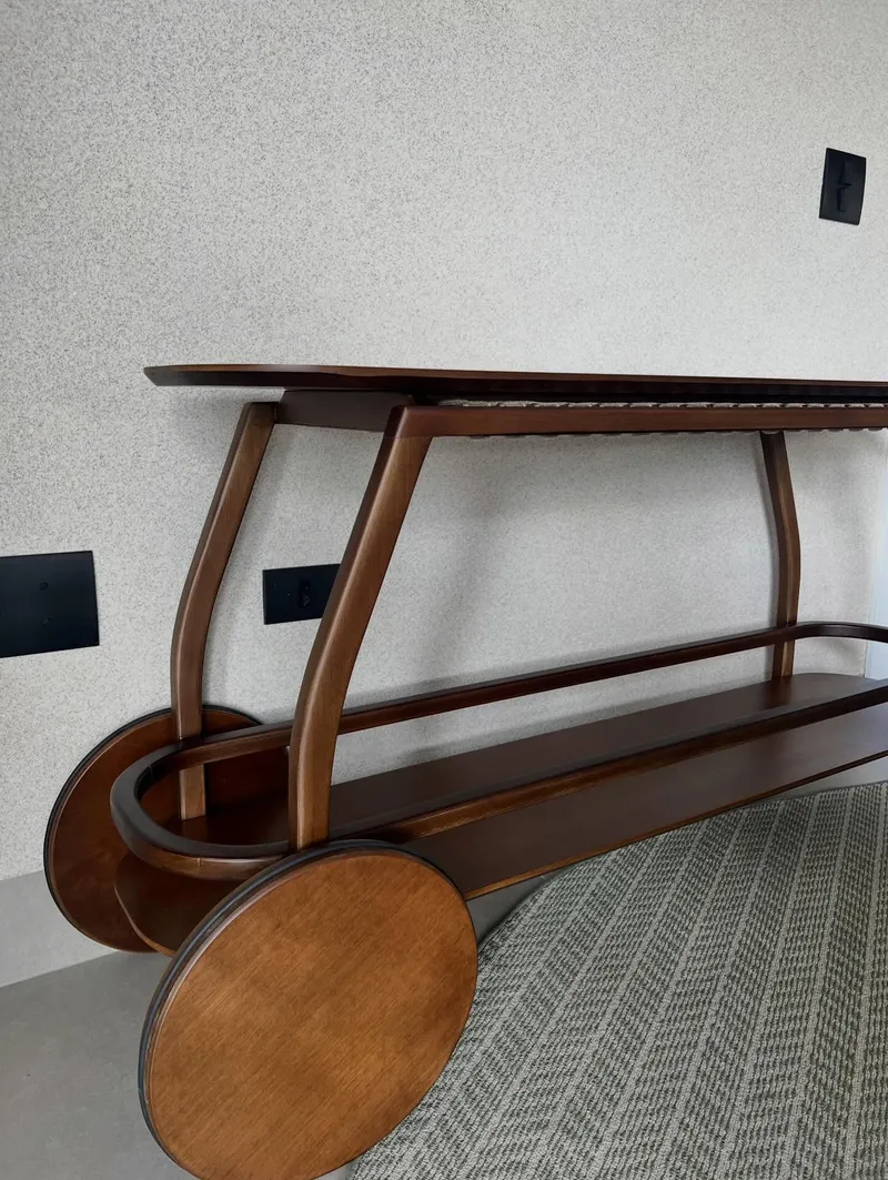 Móveis de mesa elegantes para sala de estar.