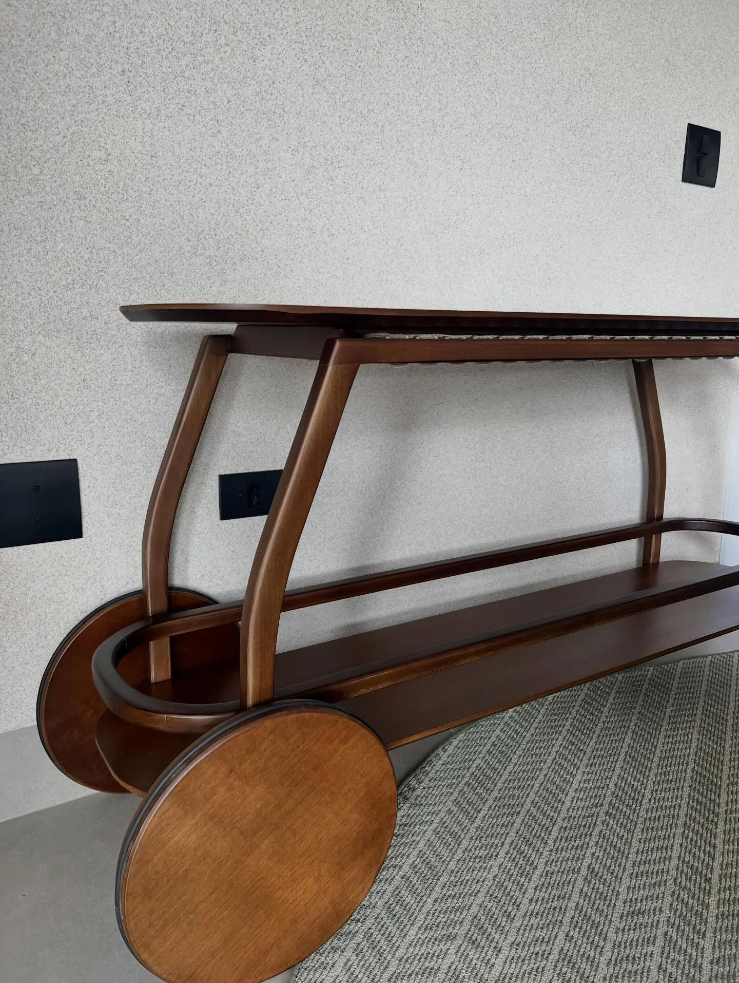 Móveis de mesa elegantes para sala de estar.