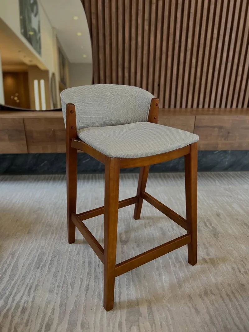 Como escolher a banqueta perfeita para a sala.