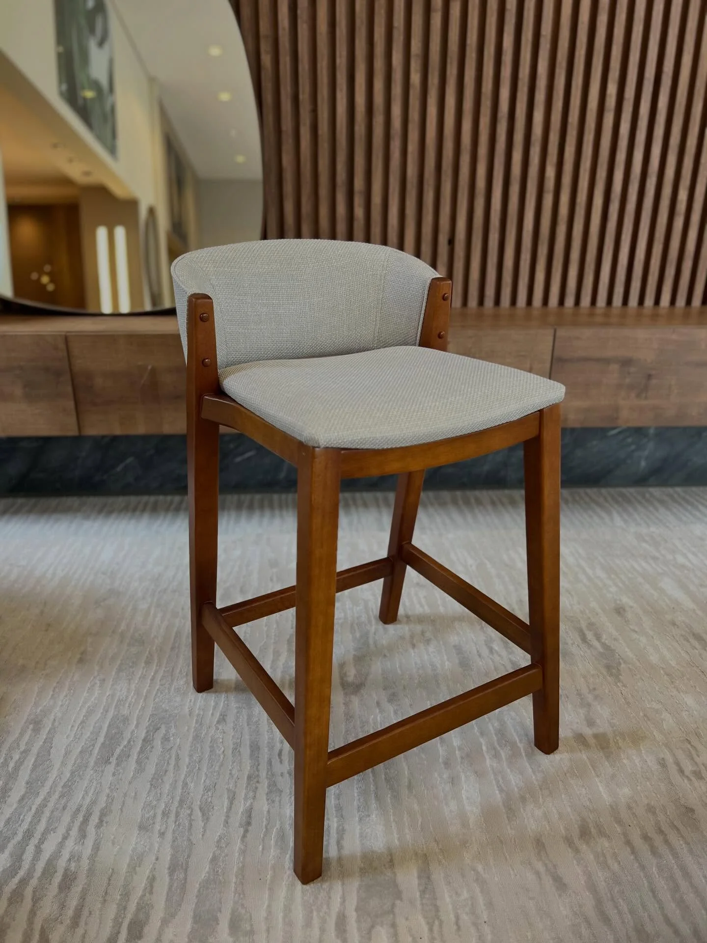 Como escolher a banqueta perfeita para a sala.