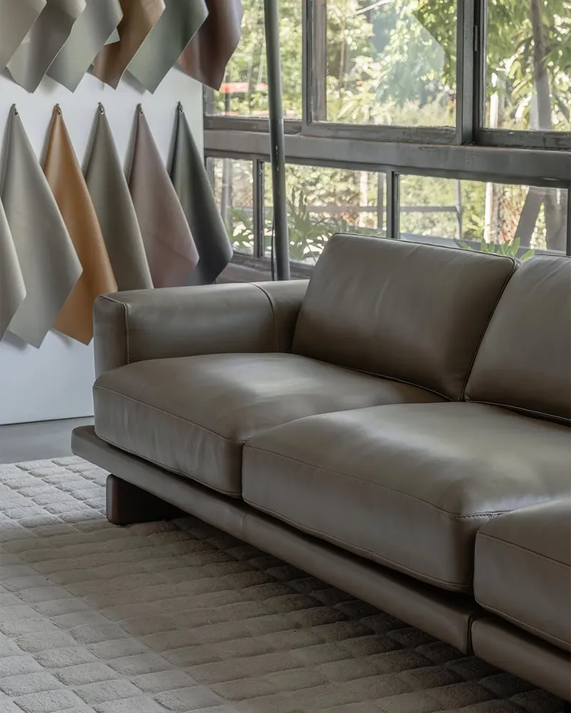 Como escolher um sofá em couro para sala de estar moderna.