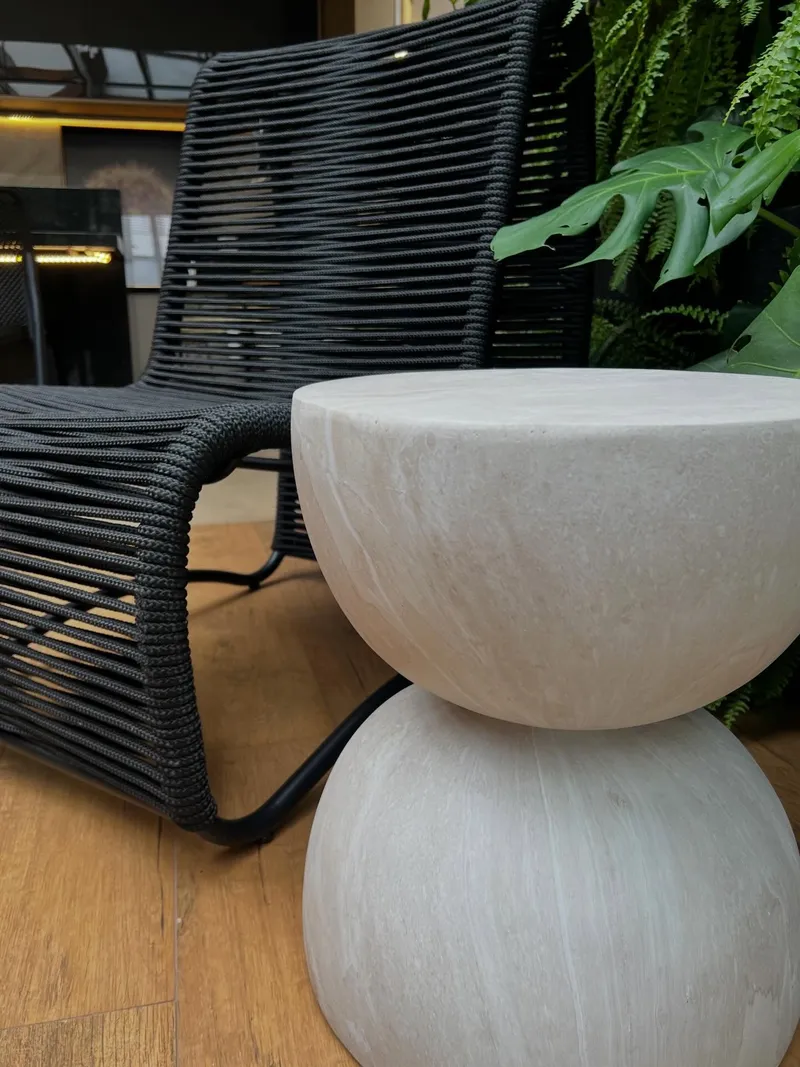 Como escolher a melhor mesinha lateral em resina para áreas externas.