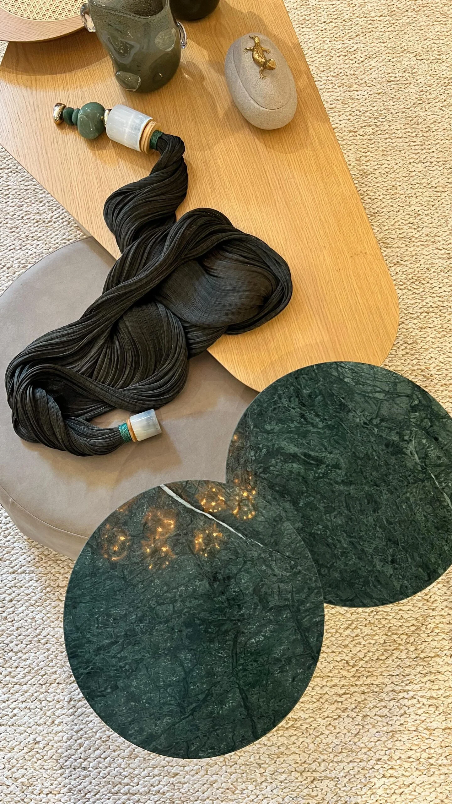 Como escolher a melhor mesinha lateral em pedra verde para a minha sala.