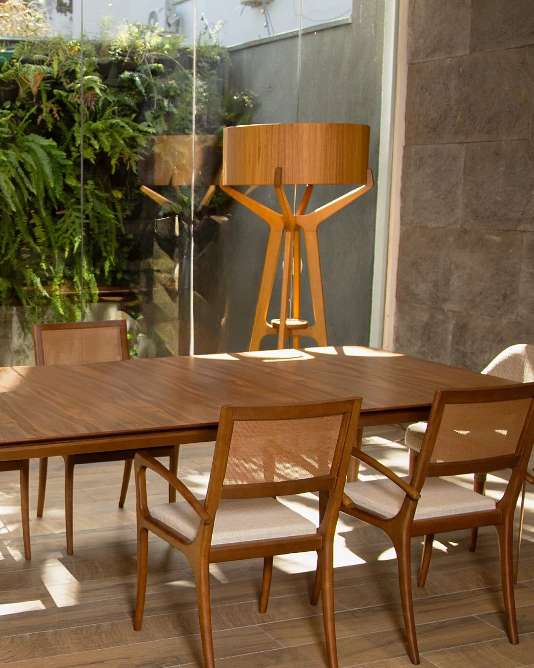 Como escolher a mesa de jantar perfeita para a sala de estar em casa.