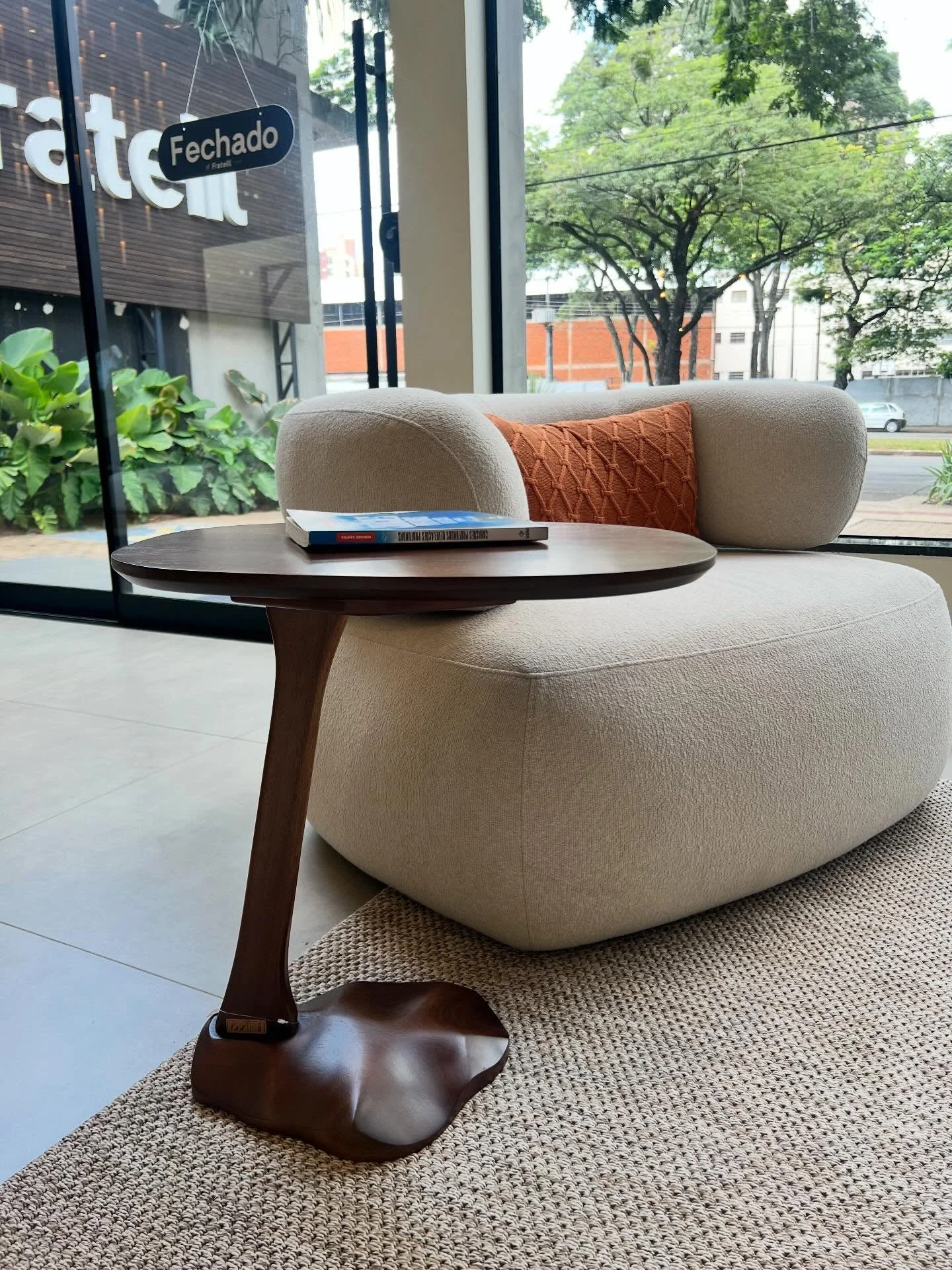 Como escolher mesa lateral em madeira para sala de estar
