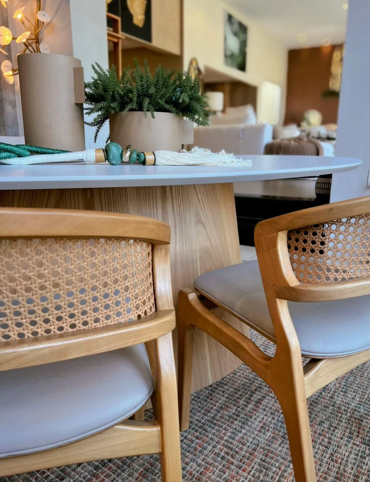 Como escolher a melhor mesa de jantar oval para minha sala.