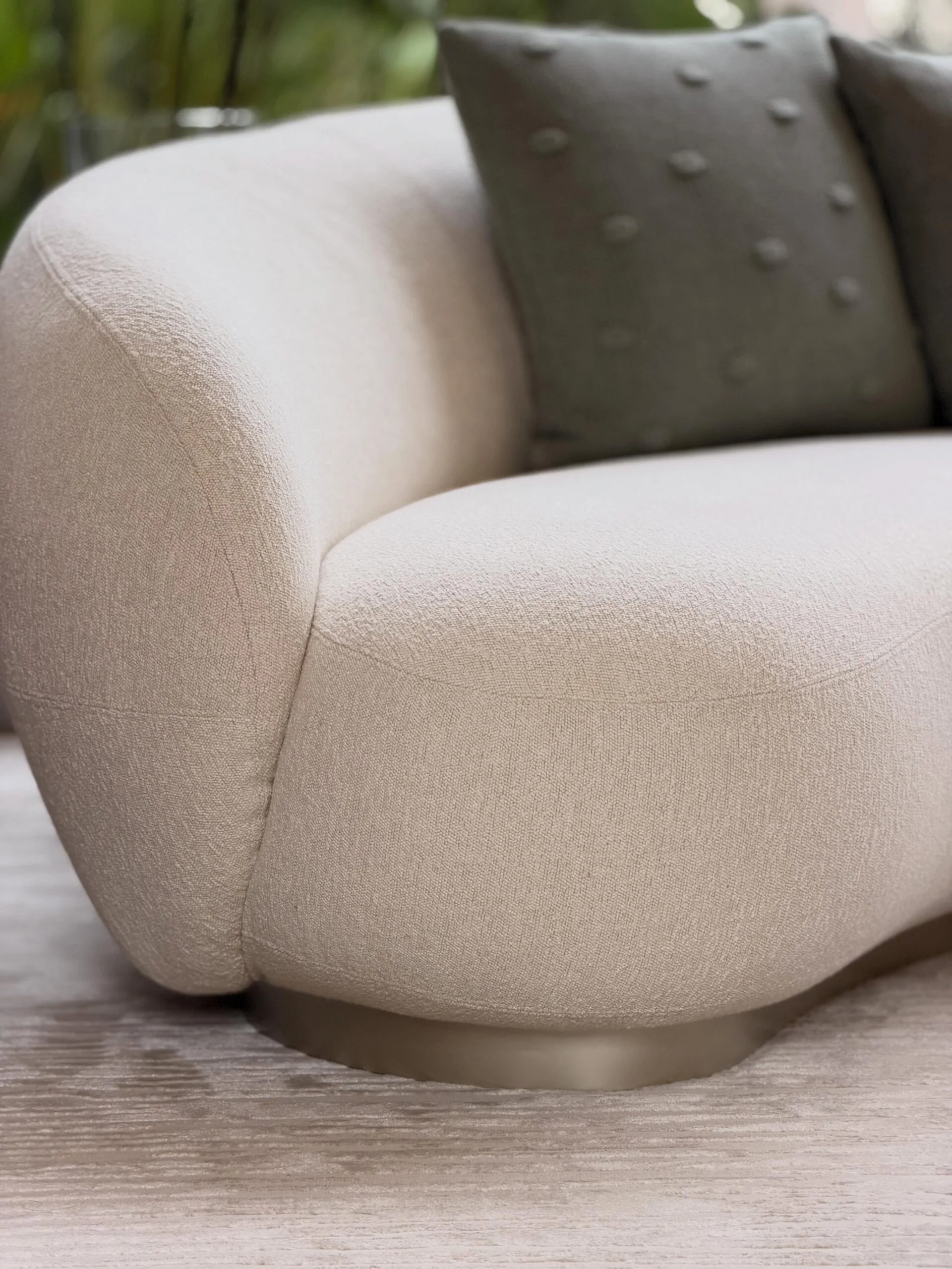 Como escolher um sofá curvo para sala de estar em estilo moderno.
