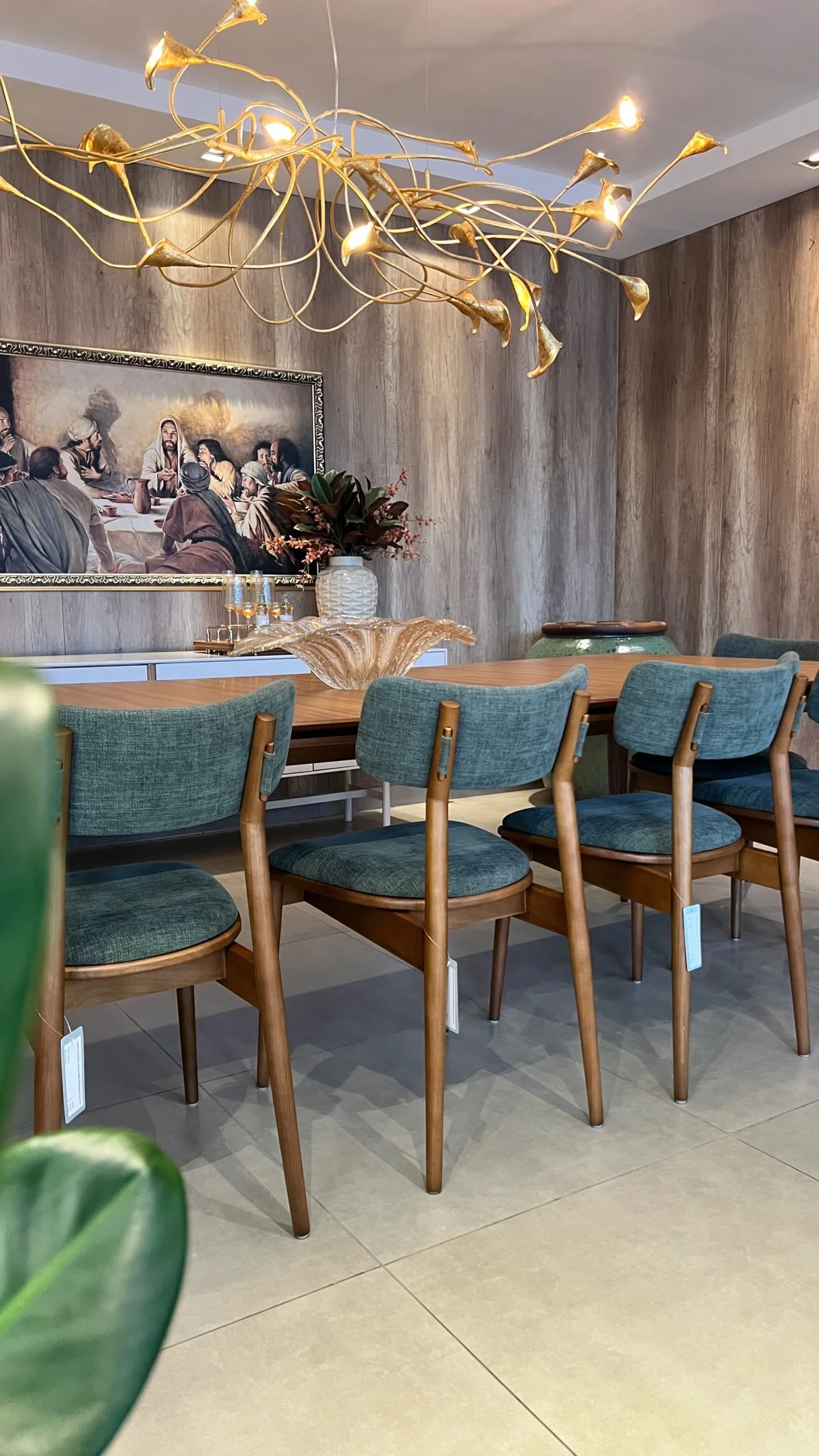 Como escolher entre móveis modernos e clássicos para sala de jantar.