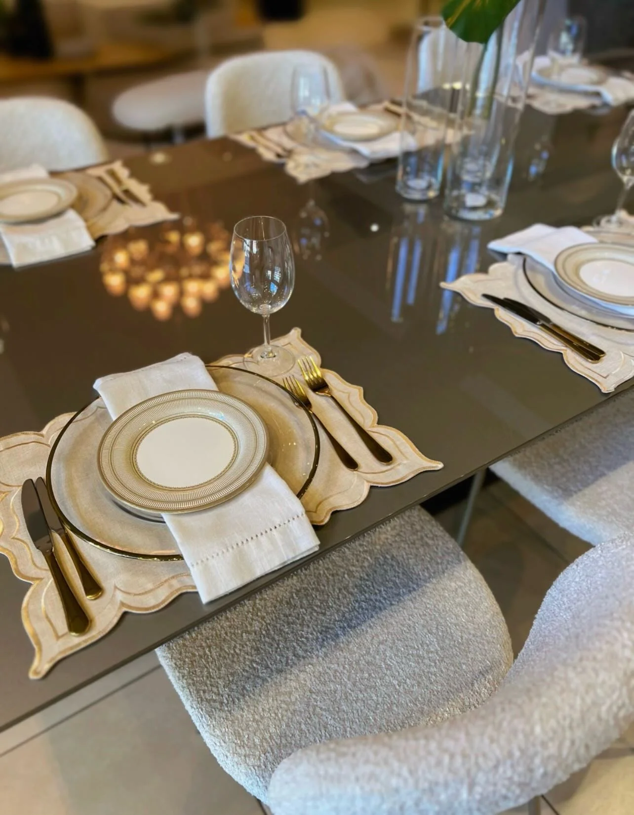 Como escolher mesa e cadeiras de jantar para equilibrar a sala