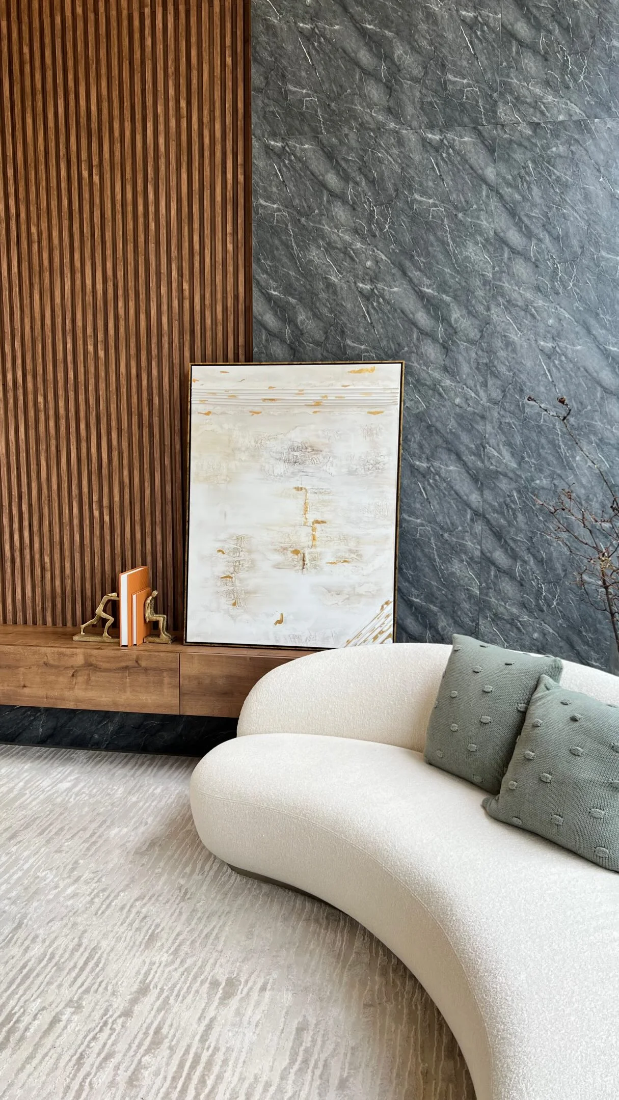 Como escolher quadros e espelhos para a decoração da sala.