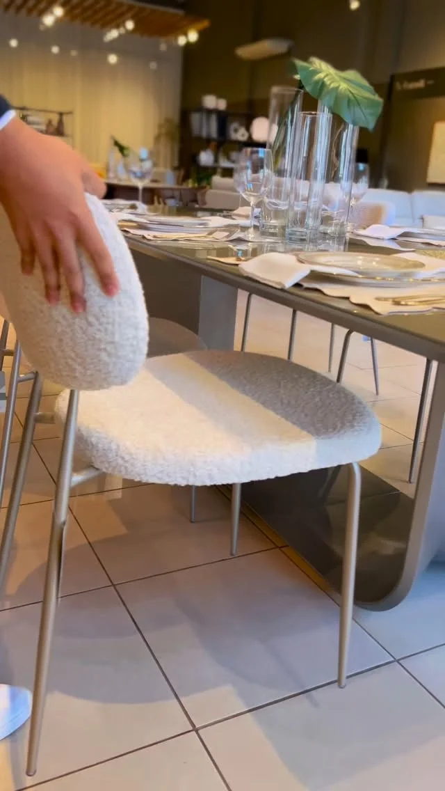 Como criar uma sala de jantar equilibrada com mesa cinza e cadeiras brancas