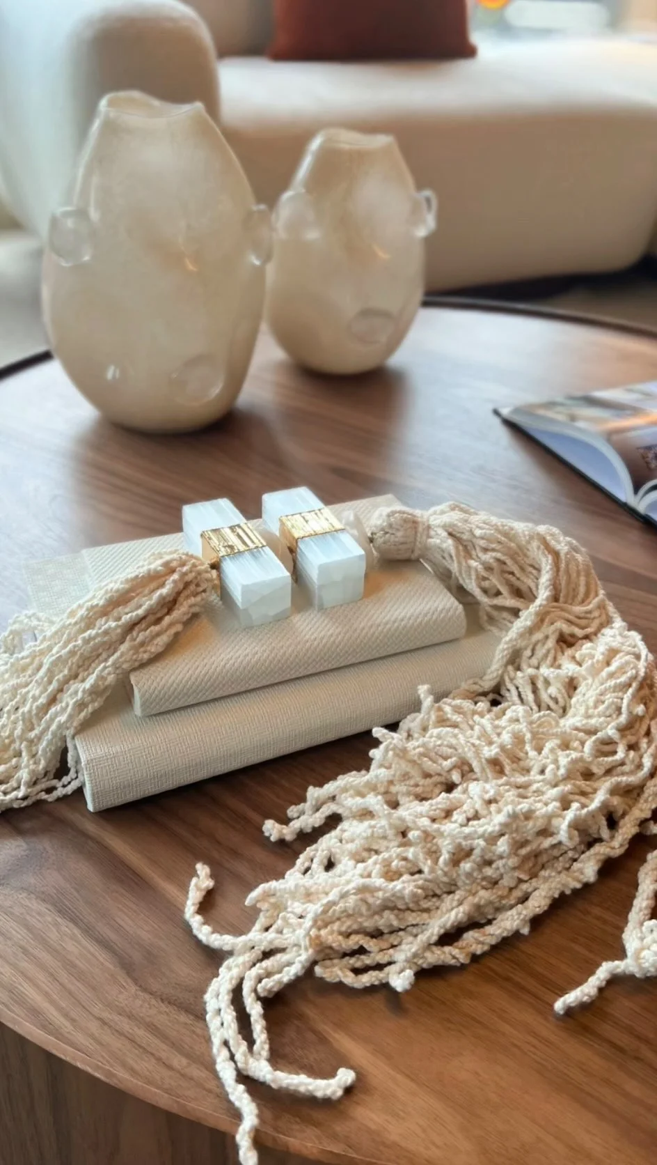 Como escolher colar decorativo para mesa de centro em estilo moderno.