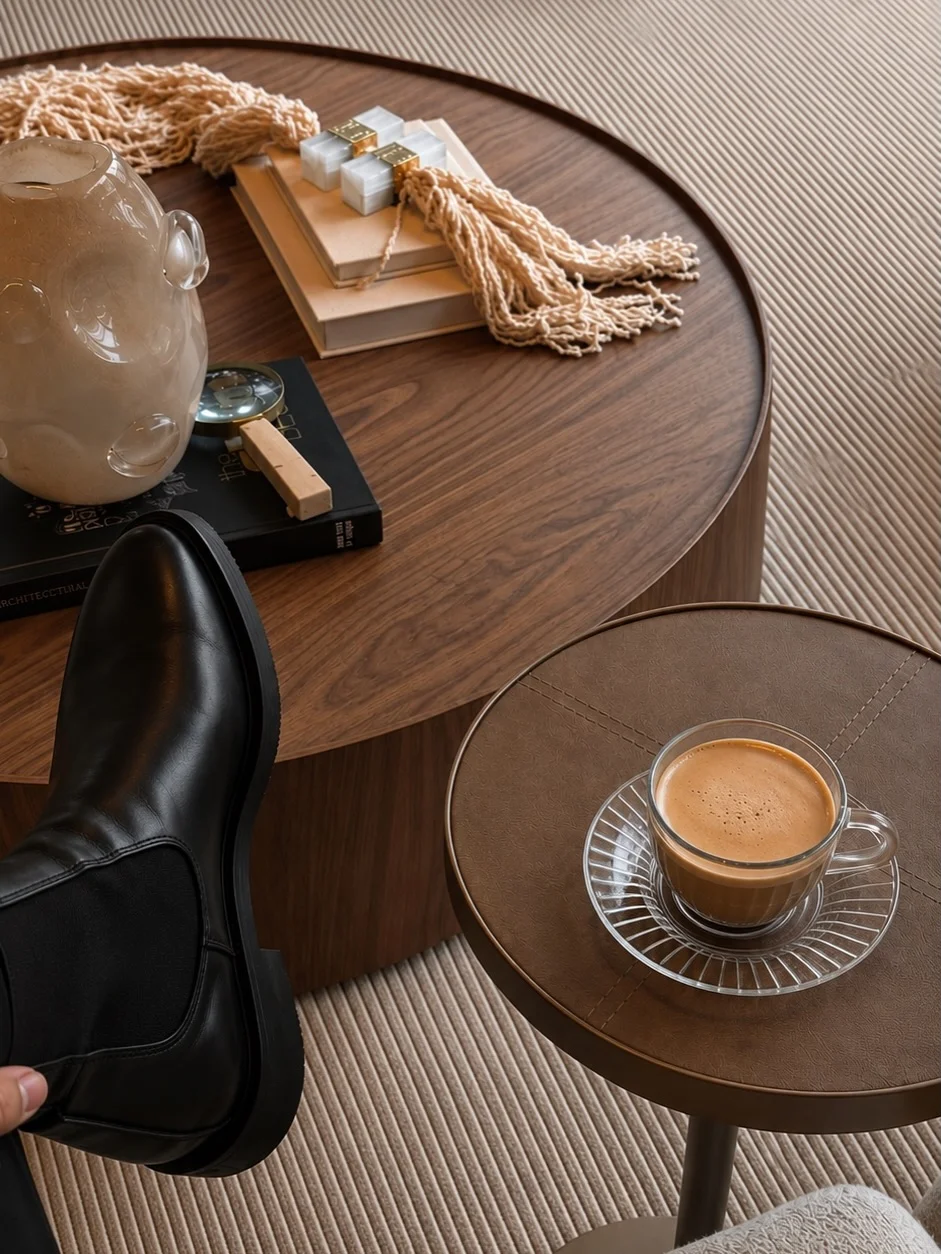Como escolher uma mesa de centro e mesa lateral para sala de estar em equilíbrio.