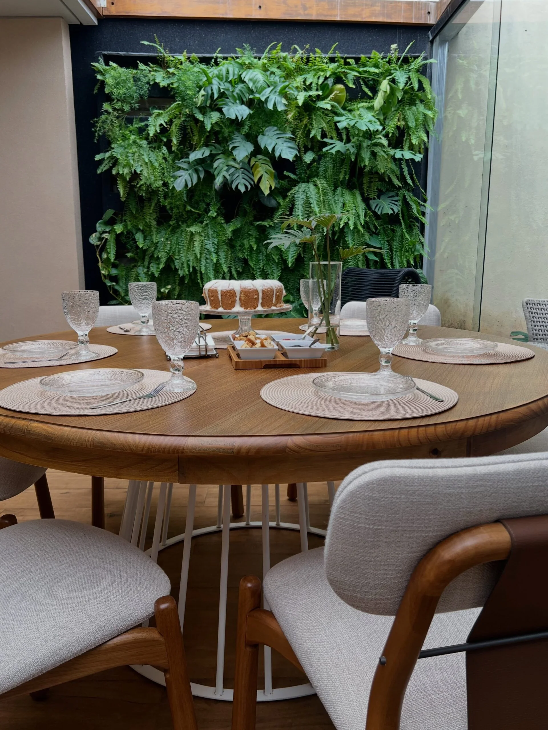 Como escolher mesa de jantar redonda para área externa