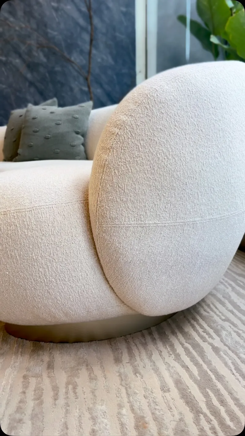 Como escolher móveis para sala com design curvo e elegante.