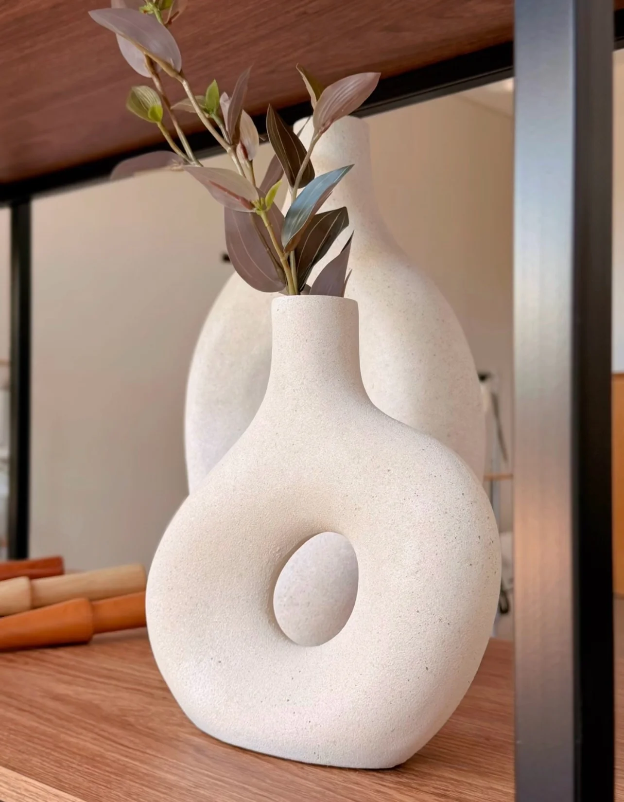 Como criar uma estante decorativa com elementos de decoração e pilates.