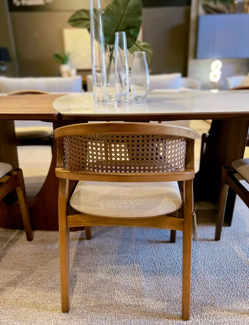 Como escolher cadeira de jantar com encosto em palha para sala.