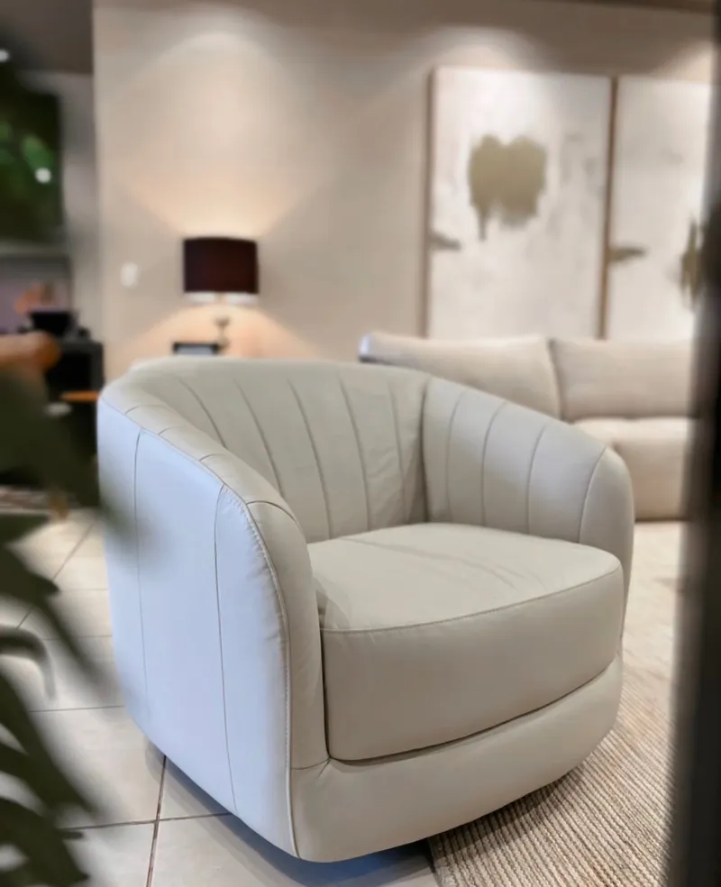 Como escolher uma poltrona giratória para sala de estar com acabamento em couro off-white.