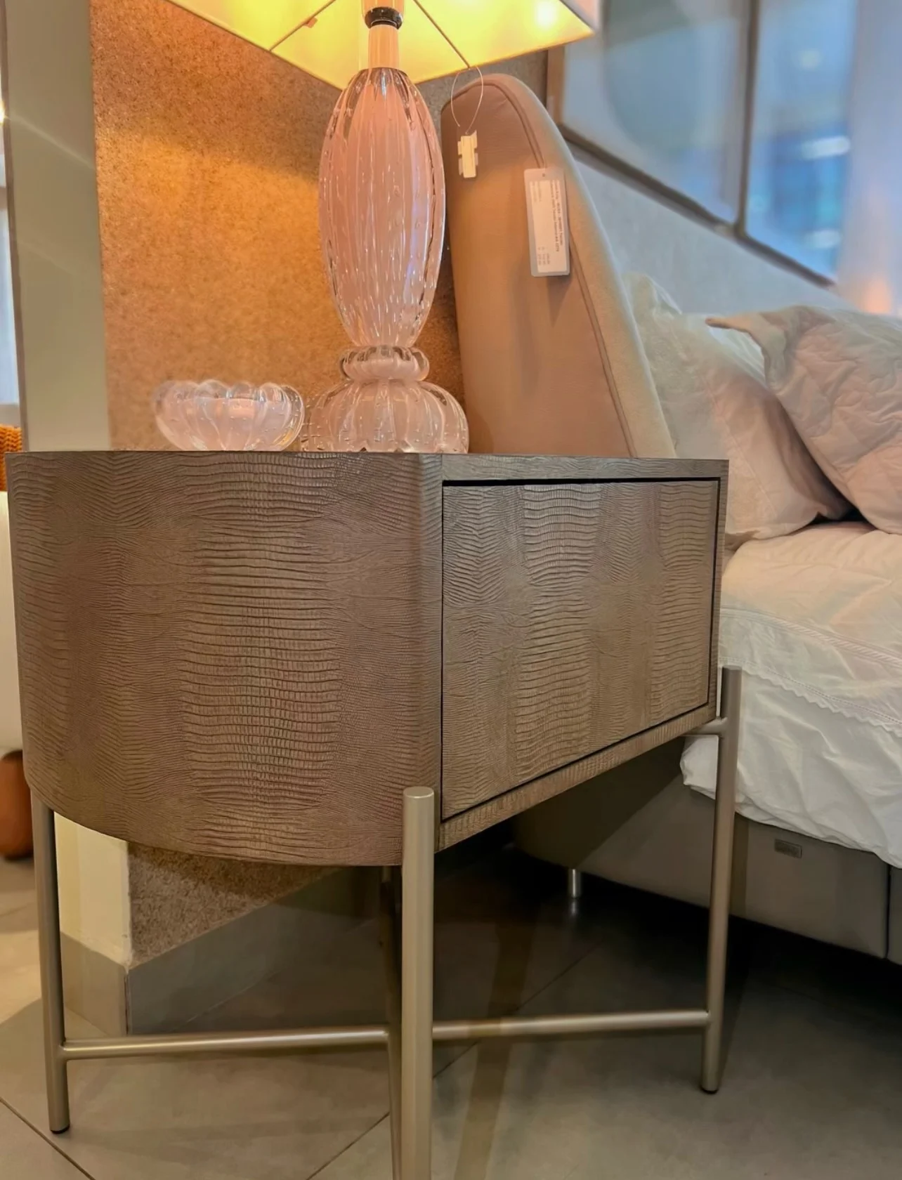 Como escolher a melhor mesa de cabeceira com design sofisticado.