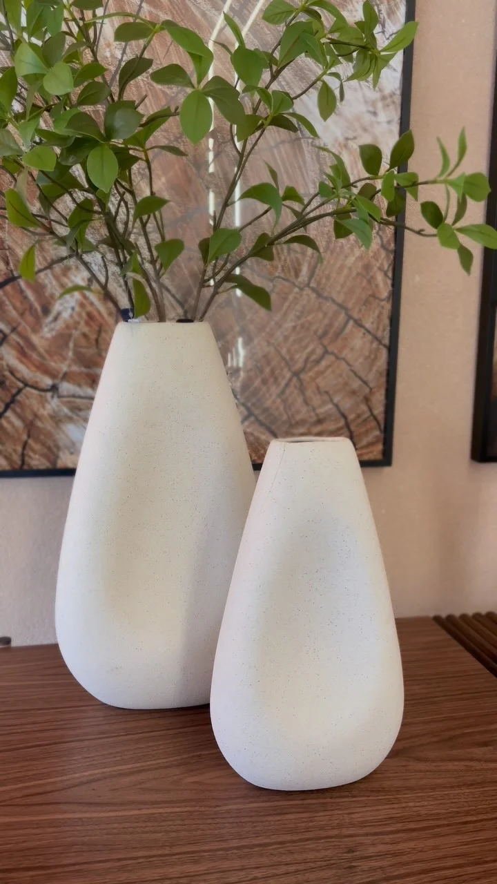 Como decorar um carrinho bar com um vaso decorativo moderno.