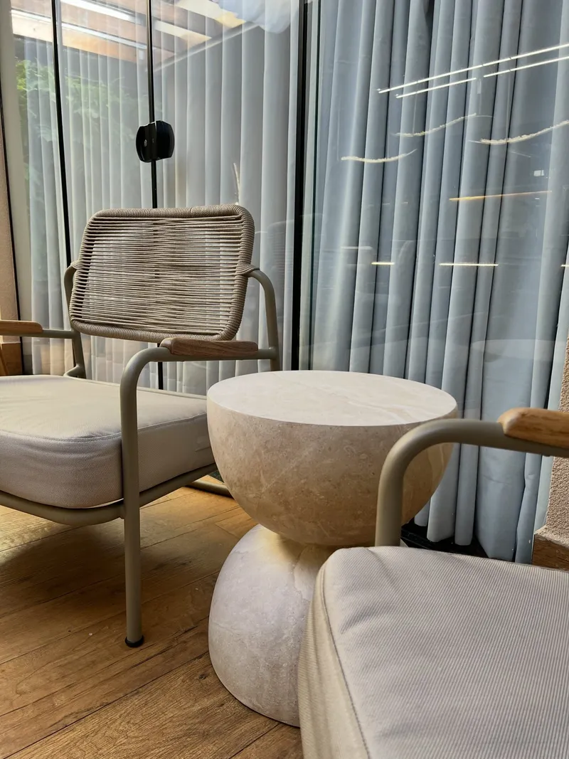 Como escolher a mesinha lateral certa para decorar a sala.