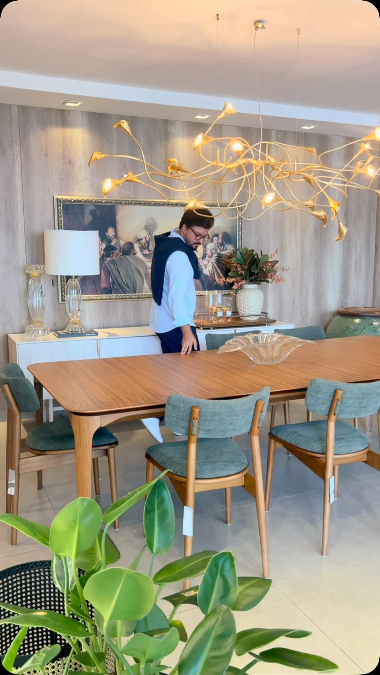 Como escolher mesa de jantar em madeira para sala de estar.