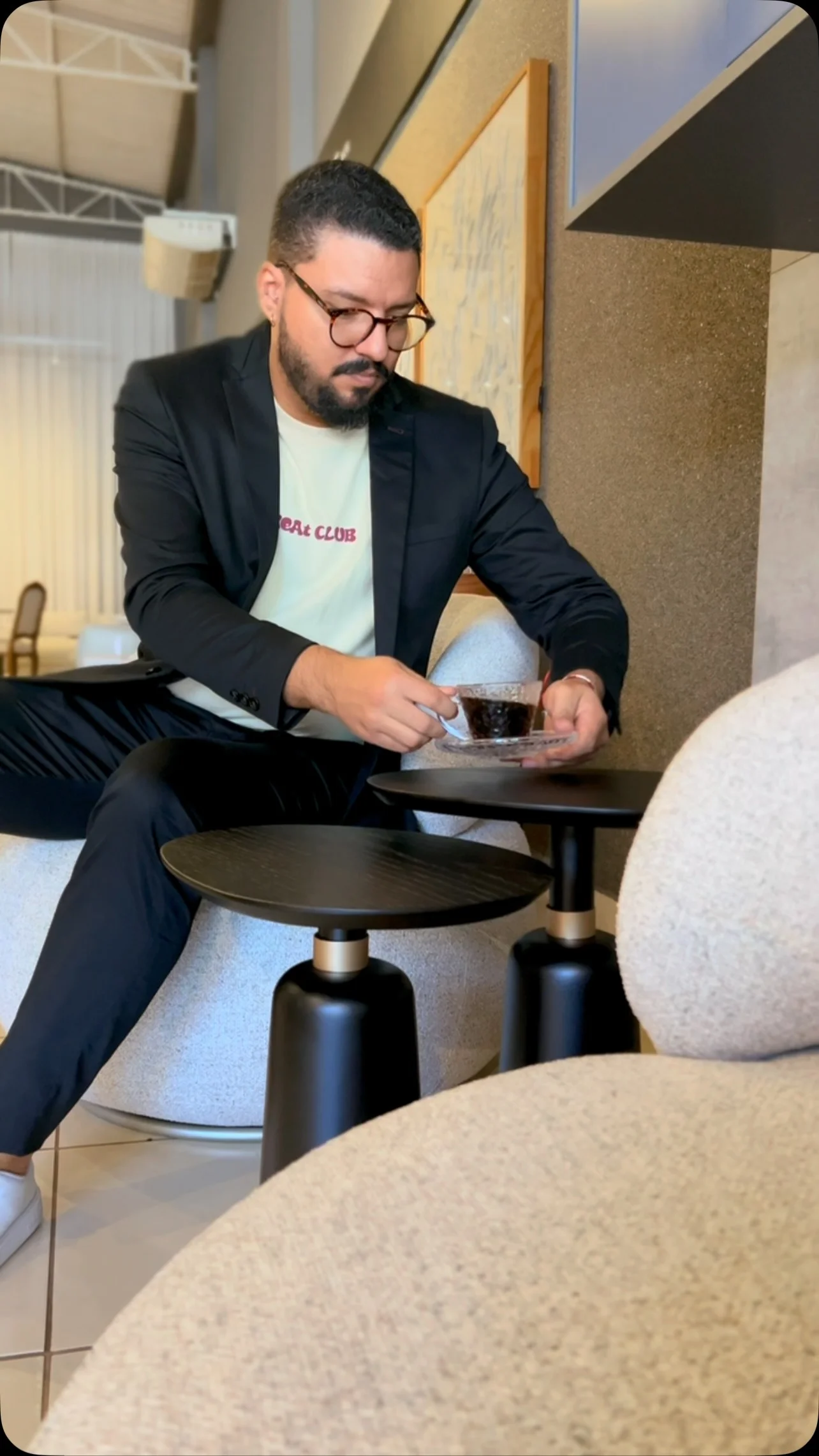 Como escolher a melhor mesa lateral em madeira preta para sala.