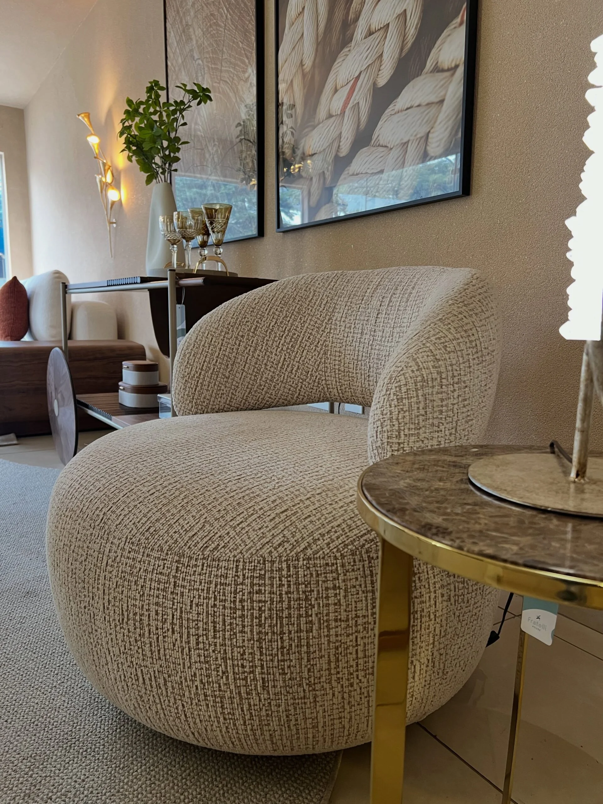 Como encontrar poltronas giratórias para sala de estar com design contemporâneo.