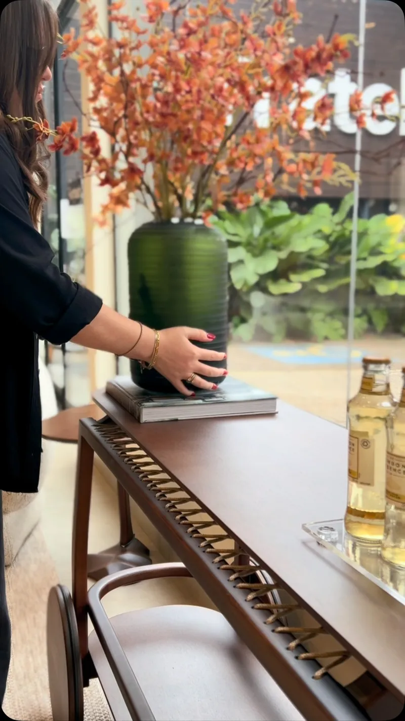 Como escolher móveis bar em madeira para sala de estar elegante