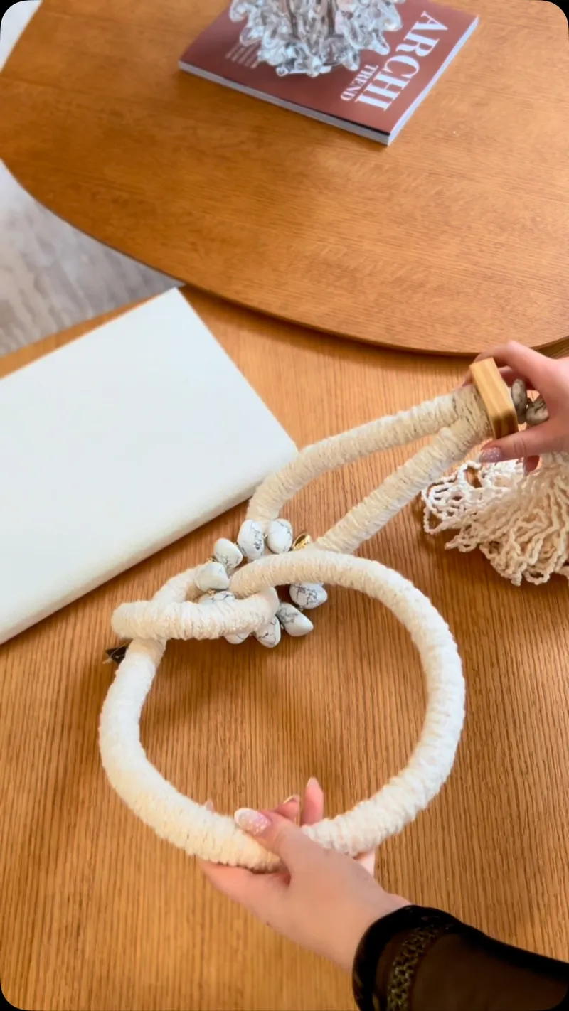 Como escolher o colar decorativo perfeito para a mesa de centro.