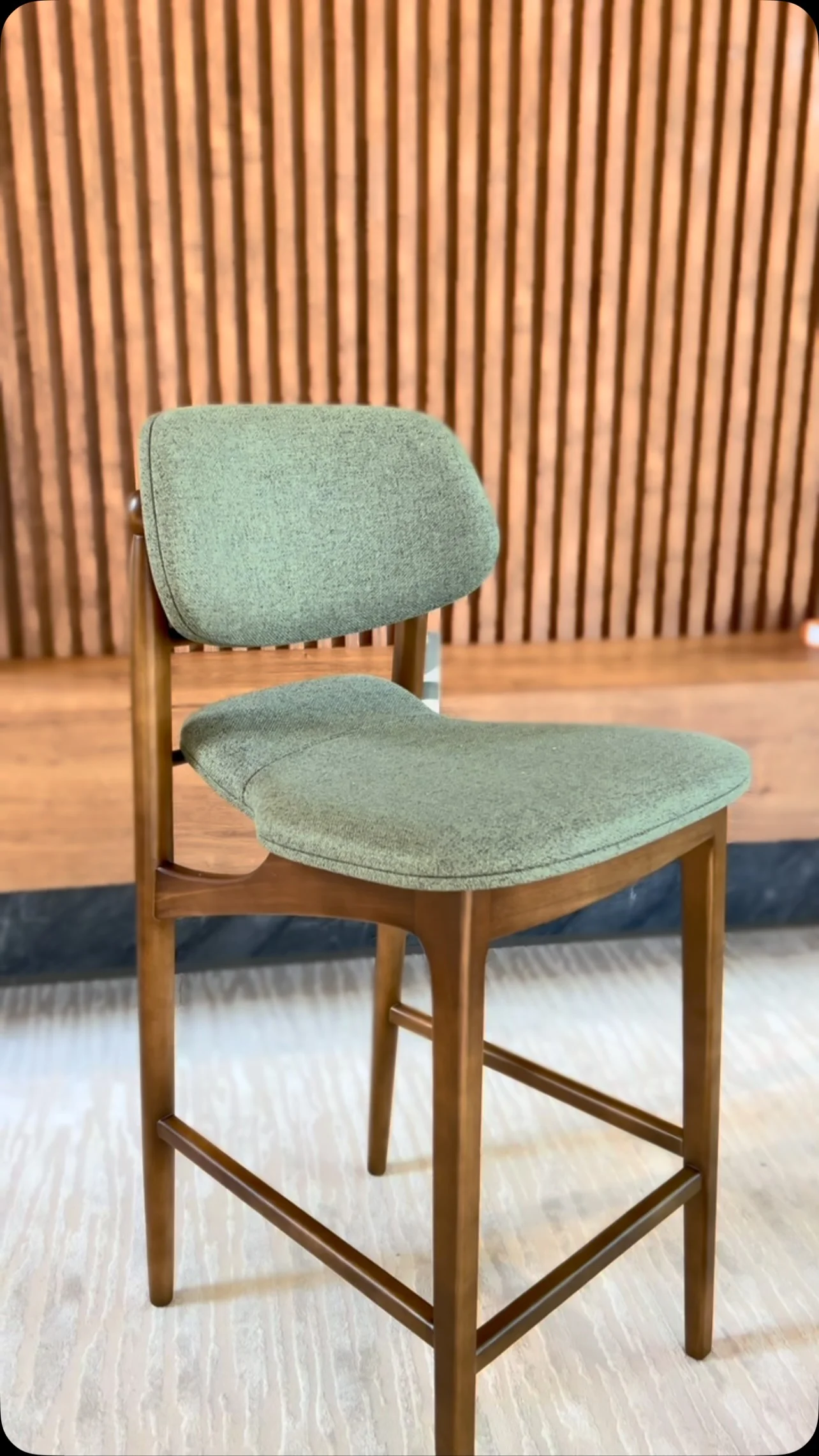 Como escolher a banqueta certa para decoração da sala.