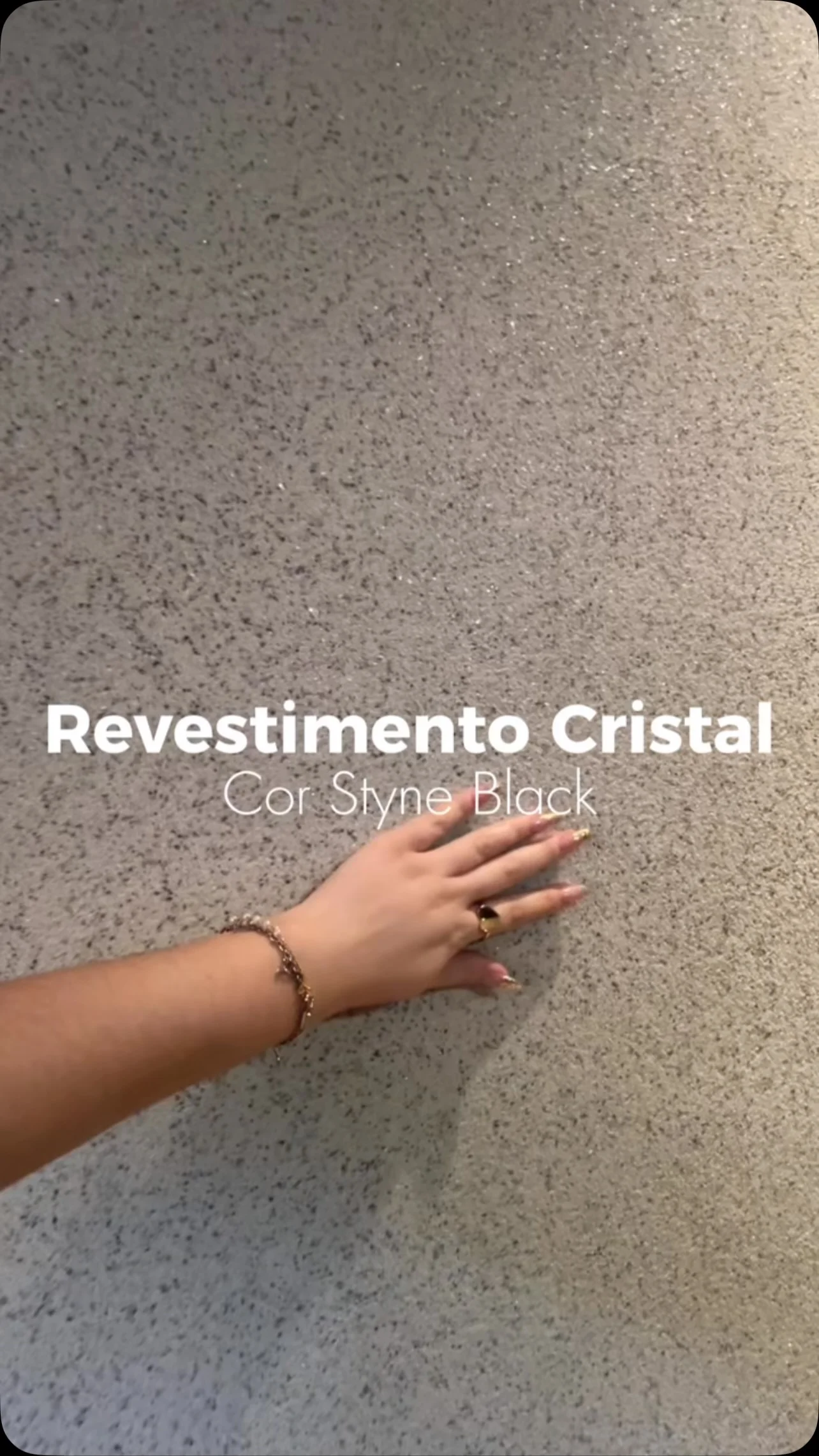 Como criar um acabamento contemporâneo com revestimento cristal preto.
