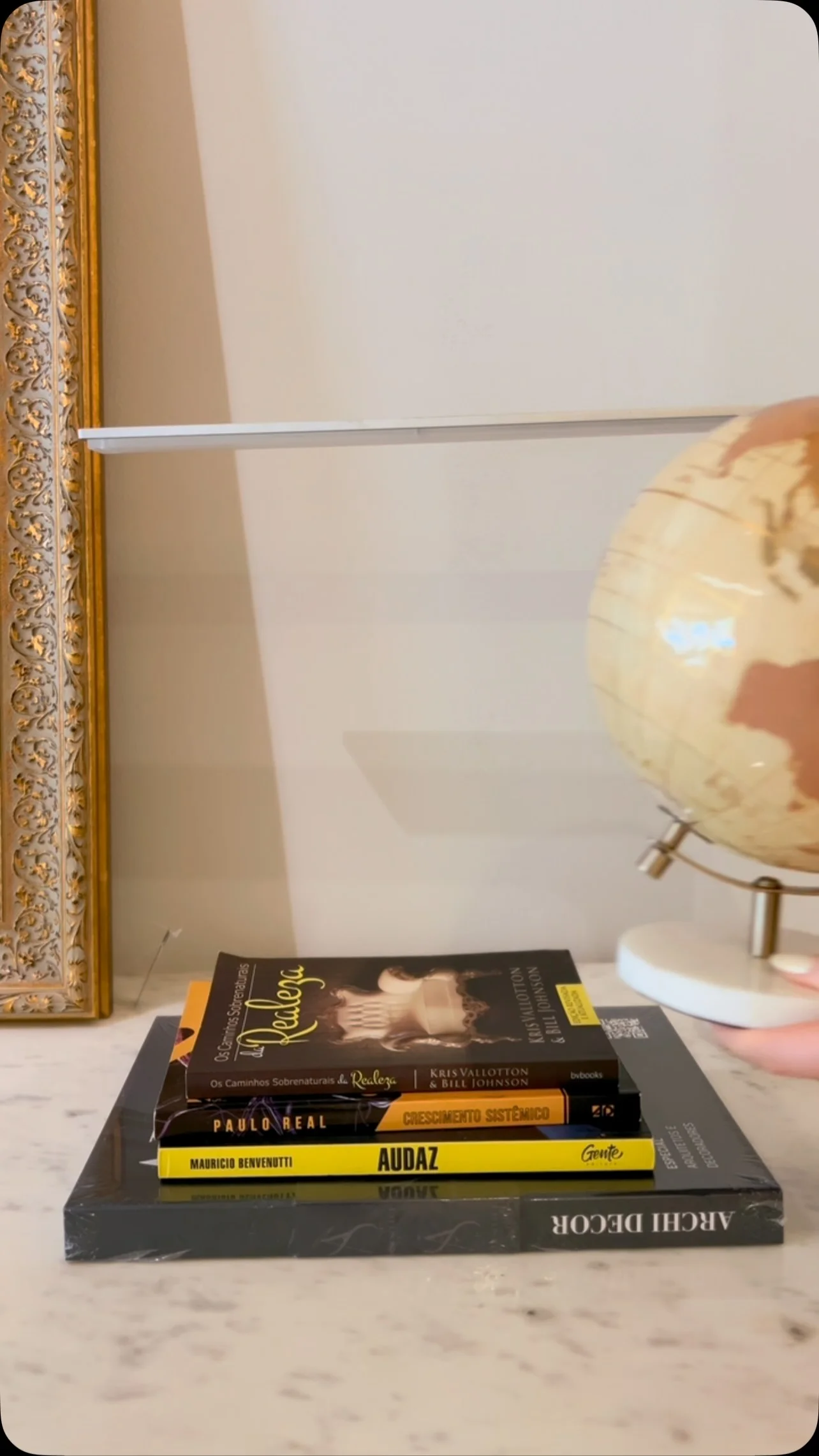 Como colocar um globo decorativo na mesa de escritório