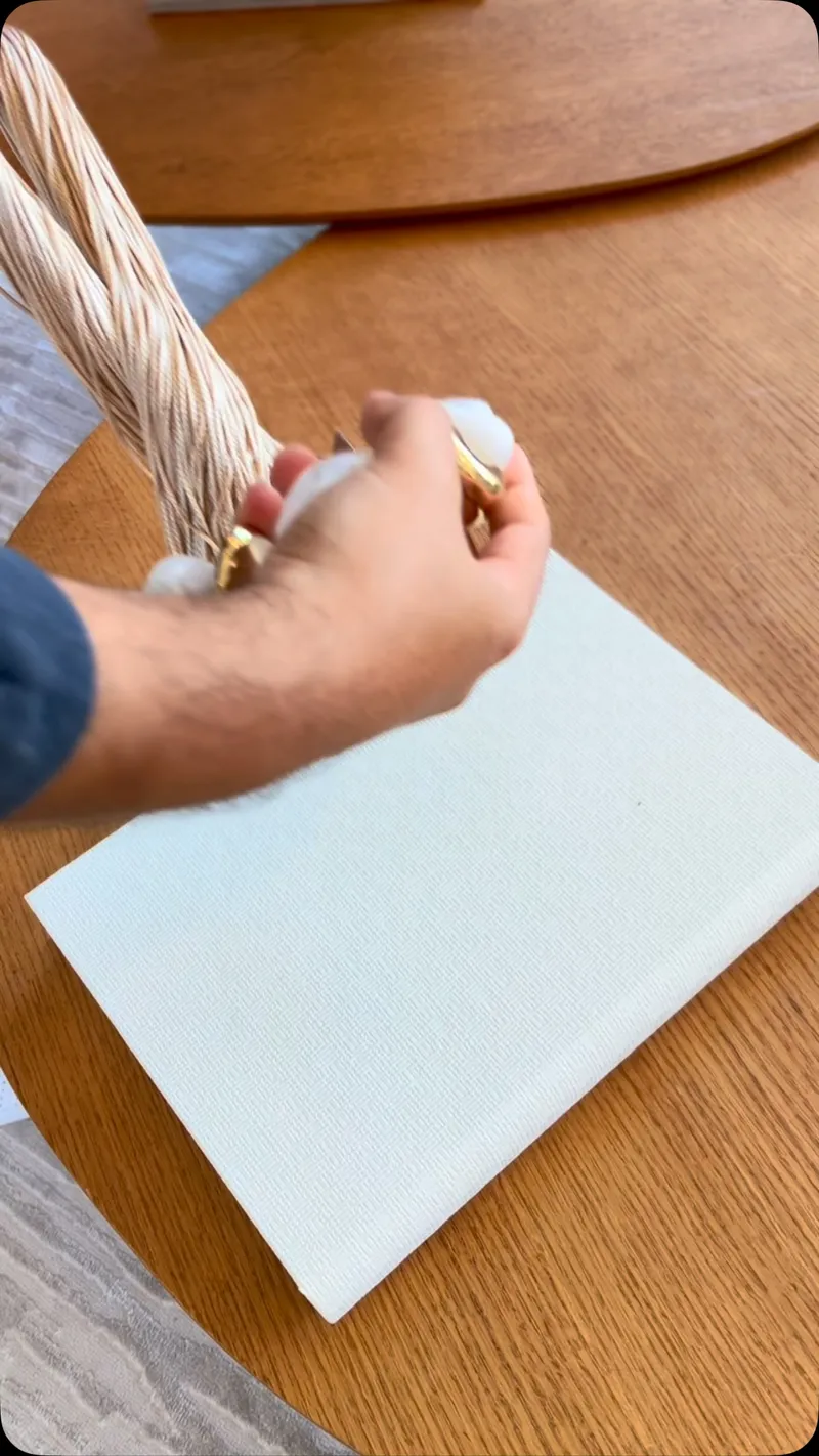 Como usar um colar decorativo na mesa de centro