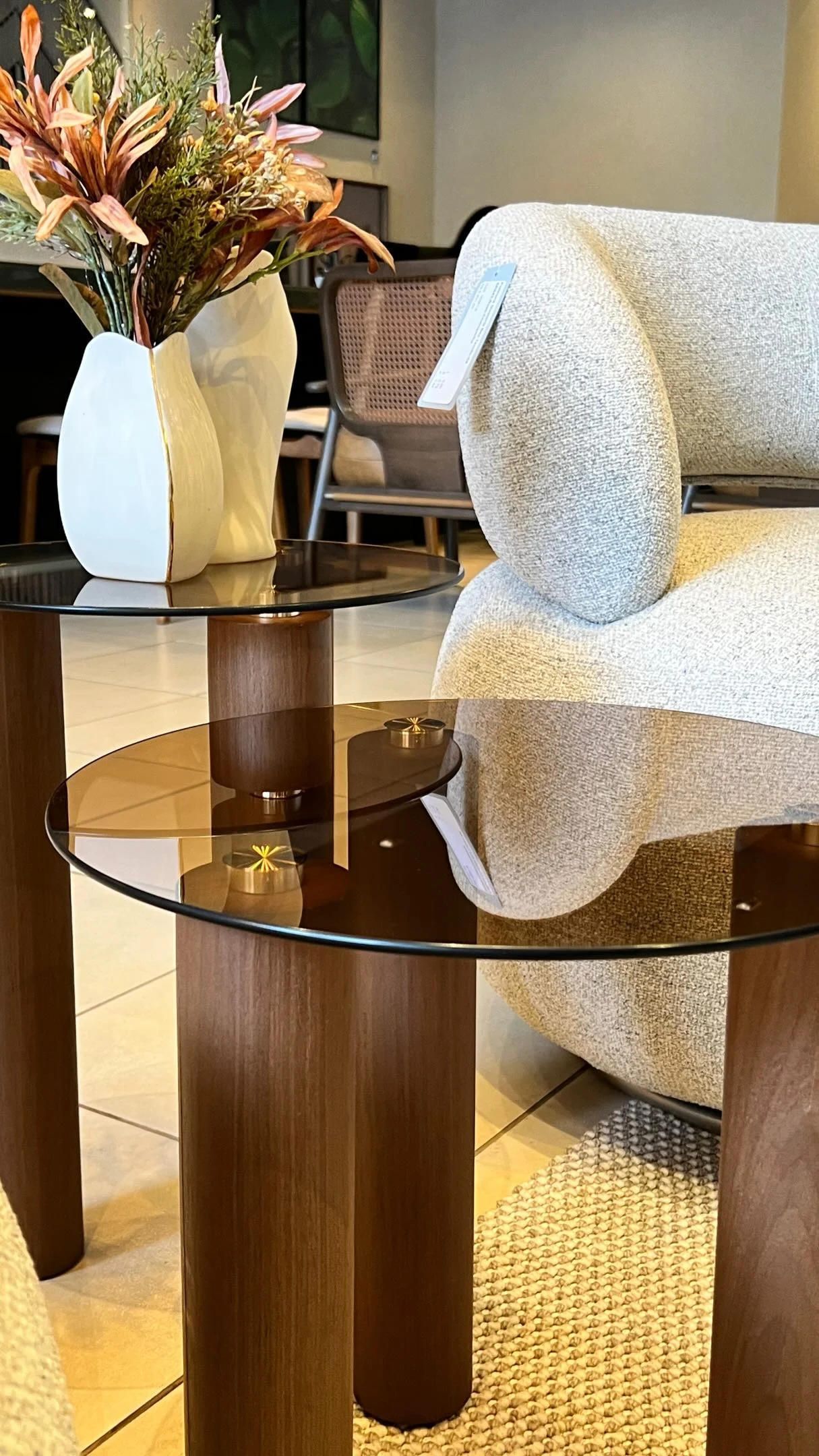 Como decorar uma mesa de centro com estilo e funcionalidade