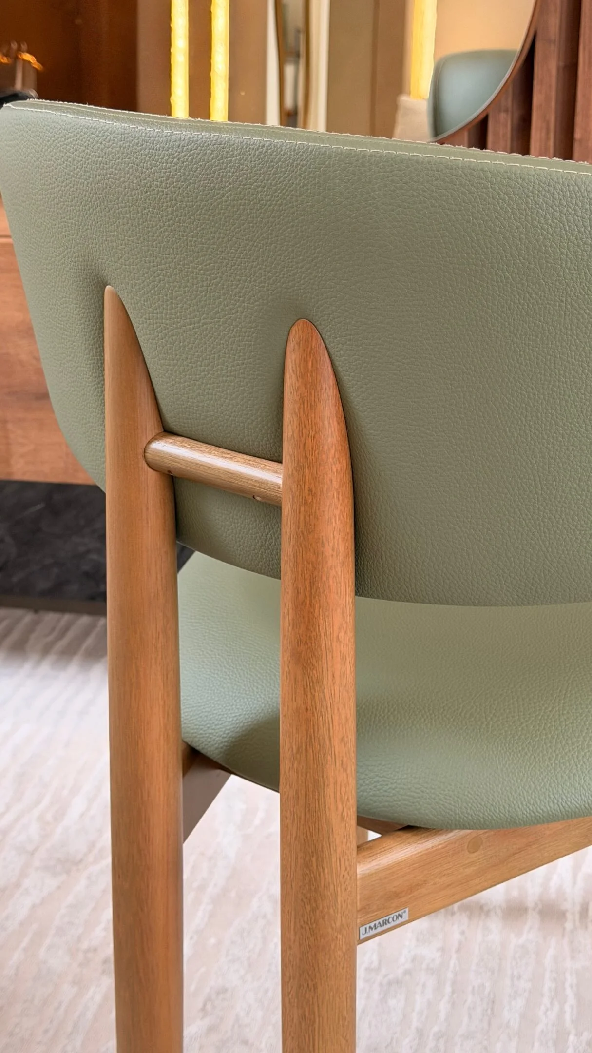 Como escolher poltrona de couro verde para a sala