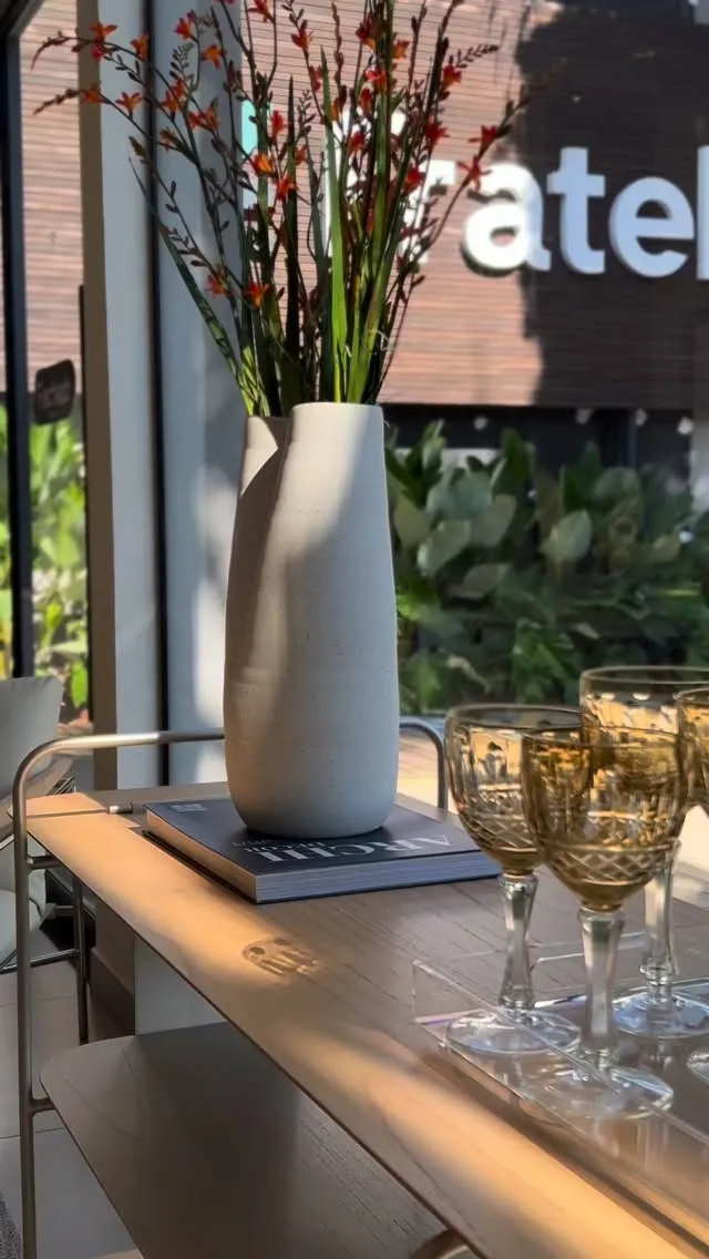 Como organizar a decoração com um carrinho bar elegante.