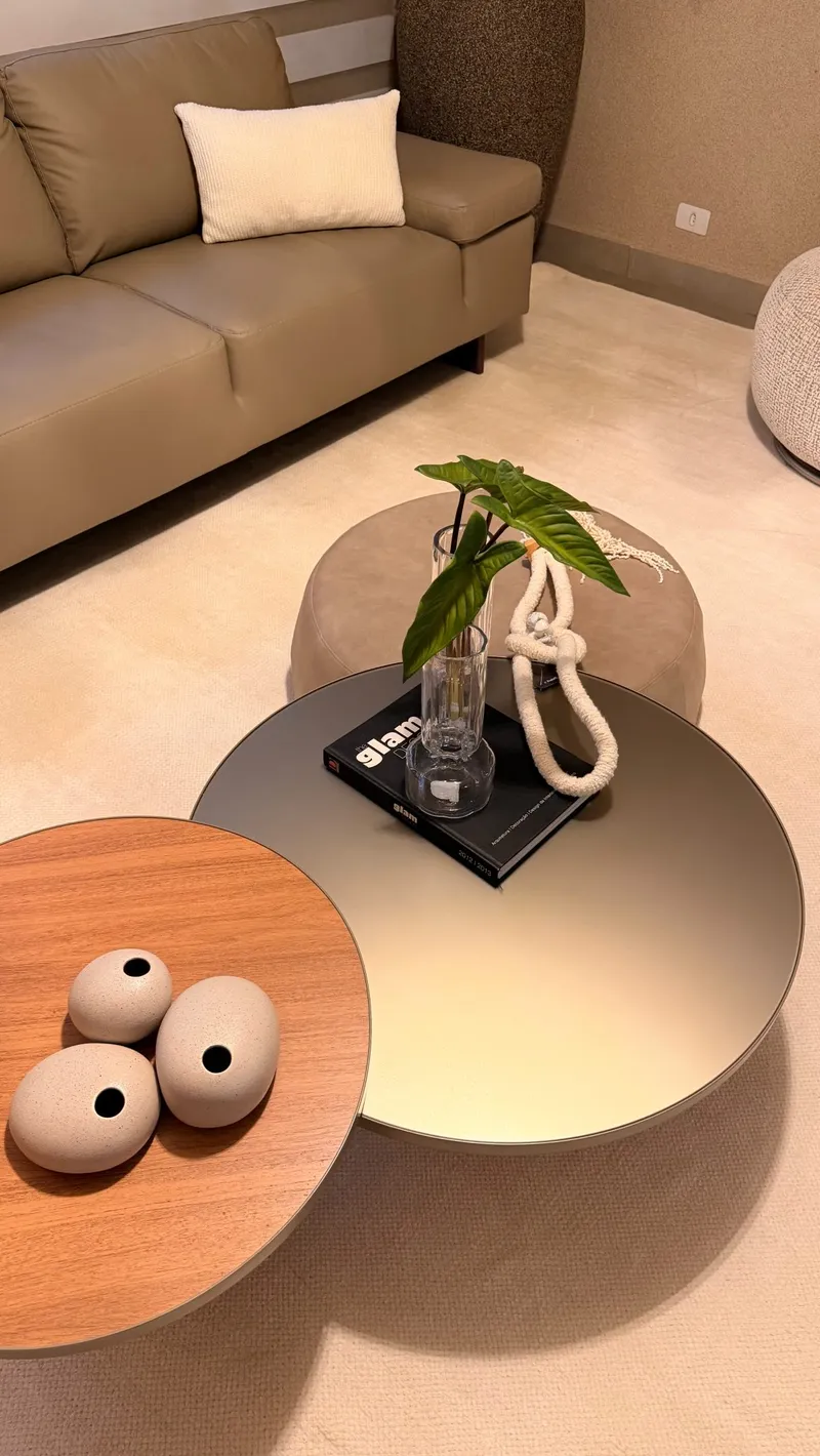 Como criar uma mesa de centro que valorize o ambiente e organize a decoração