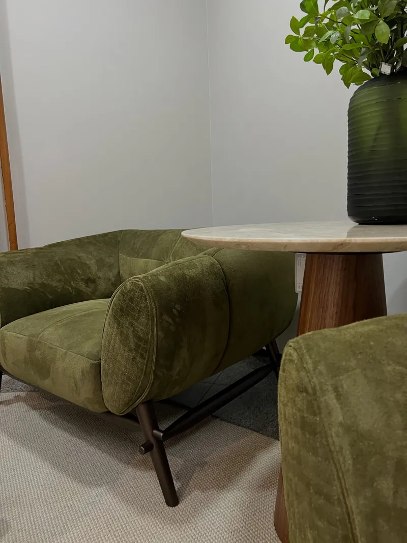 Como escolher uma poltrona verde para sala de estar