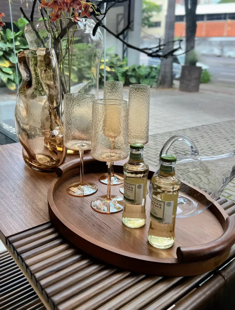 Como usar carrinho bar para organizar bebidas em casa