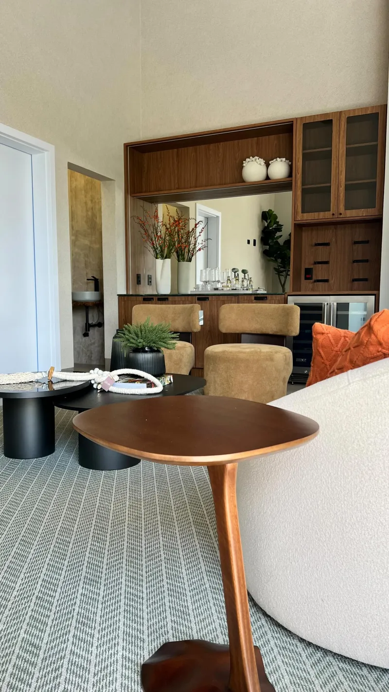 Como criar ambiente sofisticado em sala de estar com design de interiores.